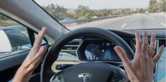 Elon Musk (TESLA) promet des fonctionnalités de conduite autonome en août