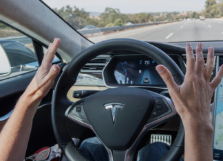 Elon Musk (TESLA) promet des fonctionnalités de conduite autonome en août