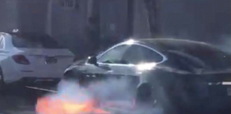Un metteur en scène tourne une vidéo de sa Tesla qui brûle à Hollywood