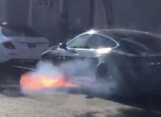 Un metteur en scène tourne une vidéo de sa Tesla qui brûle à Hollywood