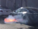 Un metteur en scène tourne une vidéo de sa Tesla qui brûle à Hollywood