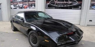 David Hasselhoff met aux enchères sa voiture fantastique Pontiac Firebird Trans Am, KITT, et la livrera lui-même au nouveau propriétaire.